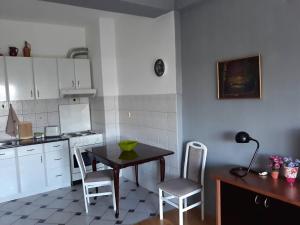 オフリドにあるOhrid Centralの小さなキッチン(テーブル、椅子2脚付) +11枚の写真