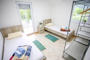 sala de estar con cama y escalera en Villa River Una 6, en Bihać