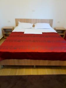 Un pat sau paturi într-o cameră la Casa Enka