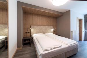 Un pat sau paturi într-o cameră la Hotel & Ristorante Baita Dovich