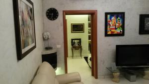 A television and/or entertainment centre at Loft 13- Suite 13 Struttura il Giglio