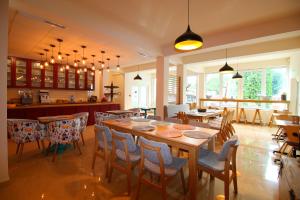 a dining room with a wooden table and chairs at Pension Aquaris in Sighişoara