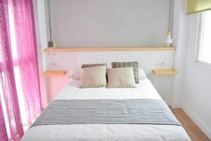 sypialnia z łóżkiem z 2 poduszkami w obiekcie Almah Conil w mieście Conil de la Frontera