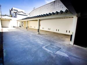 un parking vide devant un bâtiment dans l'établissement HOTEL Don Carlo, à São Bernardo do Campo