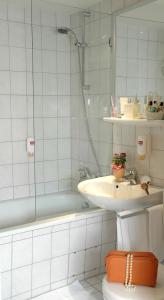 A bathroom at Mercure Hotel Bad Homburg Friedrichsdorf