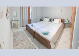um quarto com uma cama num quarto em iHOME em Skala Kallirakhis
