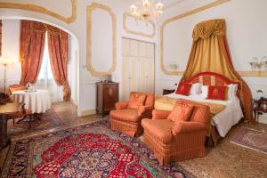 sypialnia z łóżkiem i 2 krzesłami w obiekcie Hotel Villa Condulmer w mieście Mogliano Veneto +37 zdjęć