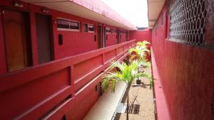un bâtiment rouge avec des palmiers sur son côté dans l'établissement Privilege, à Coatzacoalcos