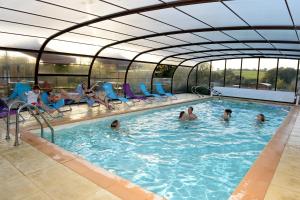 Swimmingpoolen hos eller tæt på Les Roulottes & Cottages du Moulin