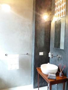 ein Badezimmer mit einem weißen Waschbecken und einer Dusche in der Unterkunft I Baronetti in Agropoli
