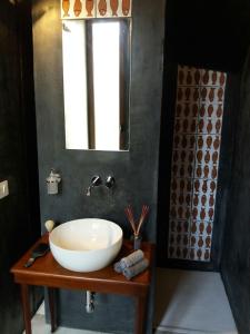 アグローポリにあるI Baronettiのバスルーム(白い洗面台、鏡付)