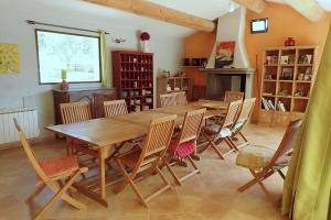 una sala da pranzo con tavolo e sedie in legno di La Tuilière en Luberon a Cadenet