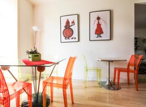 a table and chairs in a room with paintings on the wall at Evora Inn in Évora
