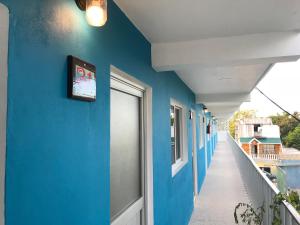 Uma TV ou centro de entretenimento em Blue Coconut Cancun Hotel