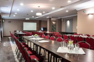 Prima في بووافي: قاعة اجتماعات مع طاولات وكراسي وشاشة
