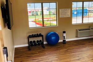 Fitness centrum a/nebo fitness zařízení v ubytování Super 8 by Wyndham Houston Northwest Cypress