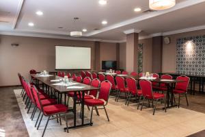 Prima في بووافي: قاعة اجتماعات مع طاولات وكراسي حمراء وشاشة