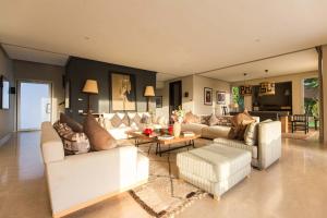 Al Maaden 132 - Luxury front line golf villa with heated pool tesisinde bir oturma alanı