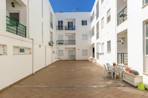 an empty courtyard of a building with white buildings at FLH Muralhas da Vila Apartment in Albufeira