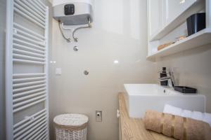 Baño blanco con lavabo y taburete en Malo more Holiday home, en Mali Ston 43 fotos más