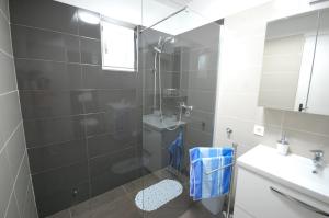 Kúpeľňa v ubytovaní Semi detached house Darinka by El-Pi Tours + 26 fotografií
