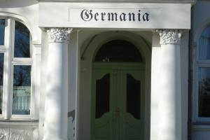 un edificio blanco con una puerta verde con la palabra semena en Villa Germania Südbalkon, en Ahlbeck