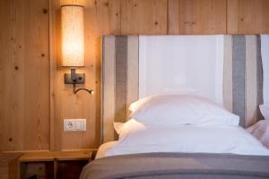 una camera da letto con un letto con una luce sul muro di Mitterstiller ad Auna di Sotto