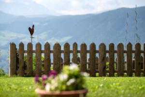 Vista generica sulle montagne o vista sulle montagne dall'interno del bed & breakfast