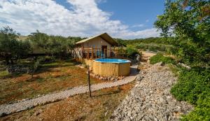 Gedung tempat tenda glamping berlokasi