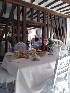 En restaurant eller et andet spisested på Le Moulin des Roses