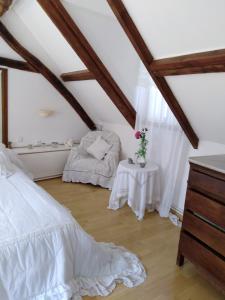 Giường trong phòng chung tại Le Moulin des Roses