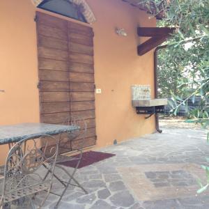 un patio con una puerta de madera y una mesa en Agriturismo La Carletta, en Preselle