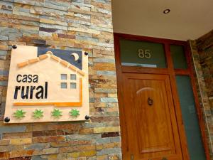 un cartello sul lato di un edificio accanto a una porta di Casa Rural El Caño a Nava del Rey