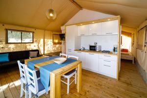 Kuchyň nebo kuchyňský kout v ubytování Krk glamping village