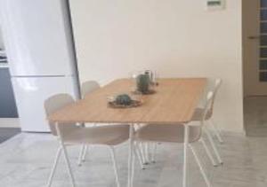 エステポナにあるCapitolio, Valle Romanoの木製テーブル(白い椅子付)、冷蔵庫が備わります。