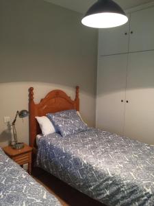 - une chambre avec deux lits et une lampe sur une table dans l'établissement Las Olivas, à Candeleda