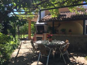 a table and chairs in front of a house at Las Olivas in Candeleda