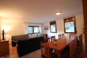 a dining room with a table and a couch at Pont de Toneta 6,1 Atico Duplex, Ransol, Zona Grandvalira in Ransol