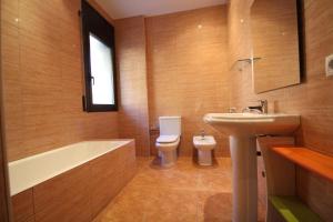 y baño con lavabo, bañera y aseo. en Pont de Toneta 6,1 Atico Duplex, Ransol, Zona Grandvalira en Ransol