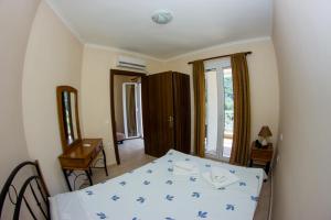 a bedroom with a bed and a table and chairs at Filoxenia in Yenion