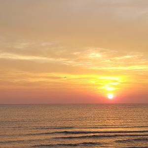 zachód słońca nad oceanem na plaży w obiekcie SummerHouse Apartments w Mamai