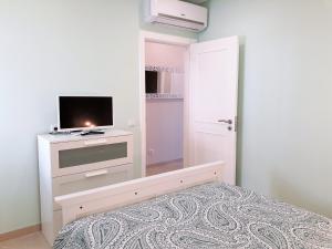 Et tv og/eller underholdning på T1 PraiaMar RC com Ar-Condicionado