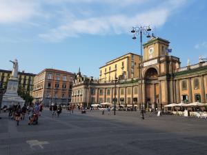 ナポリにあるA due passi da Dante deluxeの時計塔と建物のある市の広場