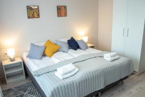 - une chambre avec un lit et des serviettes dans l'établissement Podomek, à Kielce