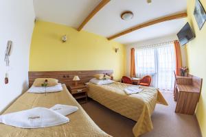 Säng eller sängar i ett rum på Hotel Góralski Raj