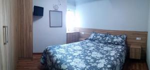 サンタ・ポラにあるApartamento a 50 metros de la playa en Santa Polaのベッドルーム1室(青と白の毛布付きのベッド1台付)