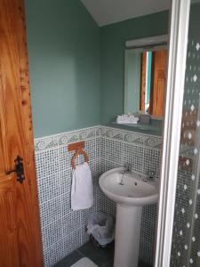 uma casa de banho com um lavatório e um espelho em Sleepy Hollow B&B em Donegal