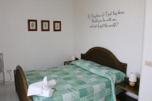 een slaapkamer met een bed met een handdoek erop bij "White Mermaid" - SORRENTO DOWNTOWN SEA VIEW APARTMENT in Sorrento