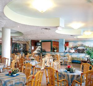 Un restaurant sau alt loc unde se poate mânca la Sporting Baia Hotel