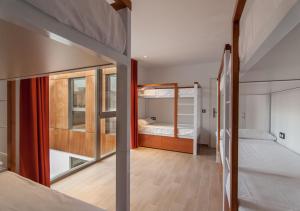ハベアにあるYouth Hostel Jáveaの二段ベッド2組が備わるベッドルーム1室を利用する客室です。